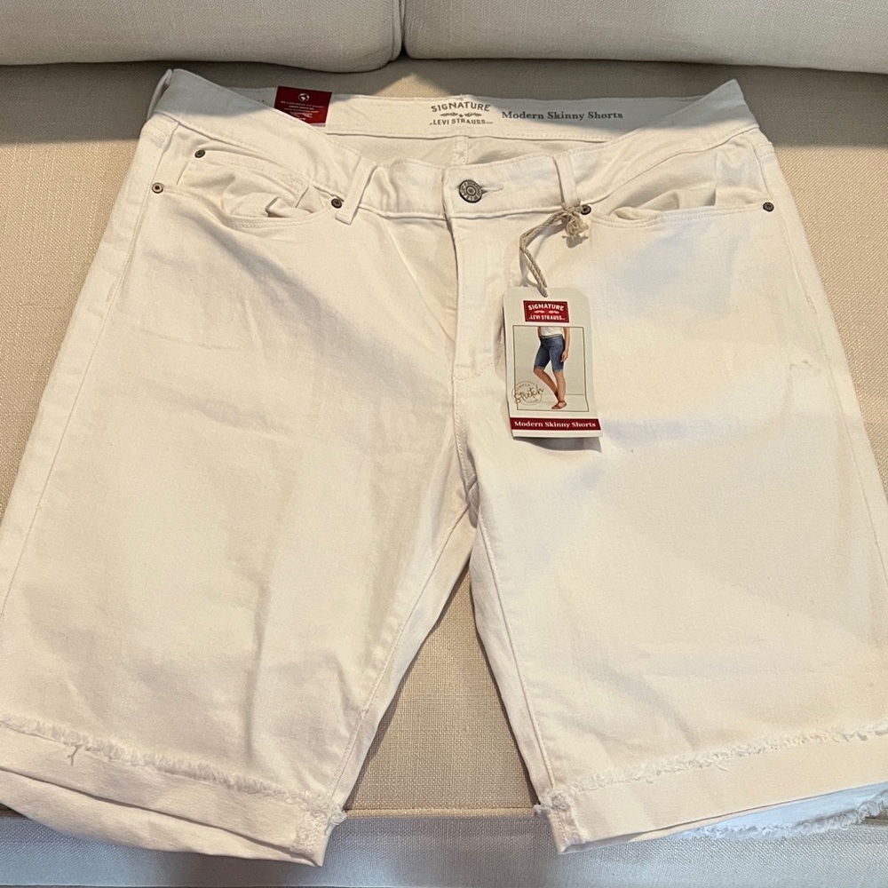 Levi's Signature Modern Skinny white denim Bermuda shorts NWT size 16/W33